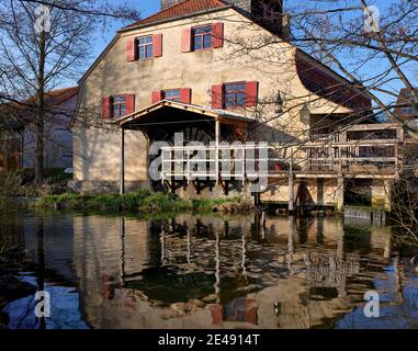 Torrente, fiume, acqua corrente, banca, mulino, ruota d'acqua, percorso naturalistico, museo, monastero Foto Stock