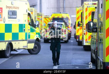 Londra, Regno Unito. 22 gennaio 2021. Un flusso costante di pazienti che arrivano al Royal London Hospital di Whitechapel. L'NHS è sotto stress severo con un elevato numero di pazienti Covid così come il normale lavoro di routine. I dati relativi ai casi sono scesi leggermente oggi, mentre il blocco completo continua. Il governo sta considerando di pagare la gente £500 per mettere in quarantena a casa. Credit: Mark Thomas/Alamy Live News Foto Stock