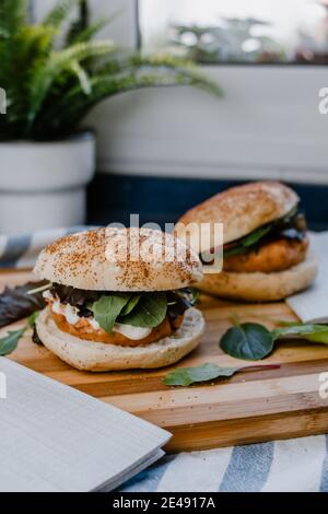 Un delizioso hamburger di pesce fatto in casa con lattuga e salsa tartara. Fast food sano Foto Stock