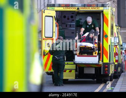 Londra, Regno Unito. 22 gennaio 2021. Un flusso costante di pazienti che arrivano al Royal London Hospital di Whitechapel. L'NHS è sotto stress severo con un elevato numero di pazienti Covid così come il normale lavoro di routine. I dati relativi ai casi sono scesi leggermente oggi, mentre il blocco completo continua. Il governo sta considerando di pagare la gente £500 per mettere in quarantena a casa. Credit: Mark Thomas/Alamy Live News Foto Stock