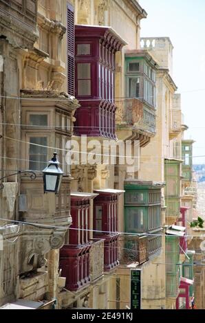 Tipici balconi maltesi a la Valletta Foto Stock