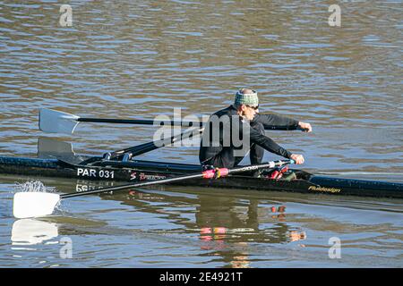 PUTNEY LONDON, REGNO UNITO 22 GENNAIO 2021. Un uomo che ruggia sul Tamigi da Putney in una fredda giornata di sole a Londra durante la terza chiusura naitonale. Credit: amer Ghazzal/Alamy Live News Foto Stock