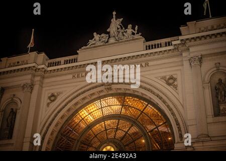 Facciata della stazione ferroviaria di Keleti a Budapest, Ungheria Foto Stock