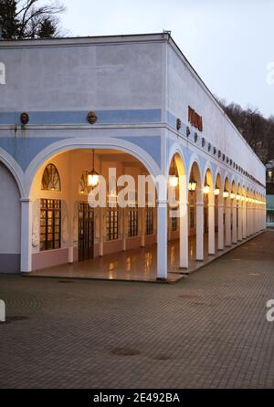 Padiglione di acqua minerale in piazza Jozef Dietl a Iwonicz-Zdroj. Polonia Foto Stock