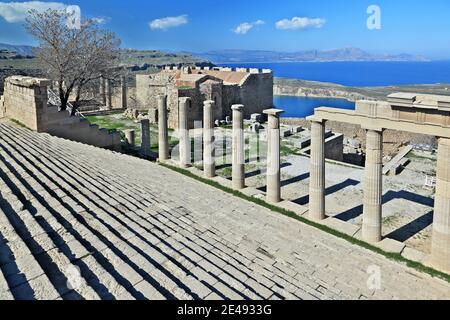 Antica acropoli di Lindos, nell'isola di Rodi, Grecia. E' una delle attrazioni turistiche piu' popolari in Grecia. Foto Stock