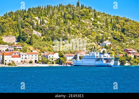 Arcipelago di Zara. Piccola isola di Osljak porto dei traghetti e vista sul lungomare, arcipelago Zadar nella regione Dalmazia della Croazia Foto Stock