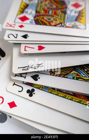 Mazzo di carte con Joker al centro Foto Stock