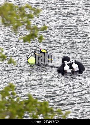 HÄSTHOLMEN, SVEZIA - 19 MAGGIO 2012: Tuffatore nelle acque del lago Vättern, Hästholmen. Foto Stock