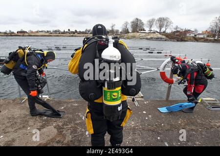 HÄSTHOLMEN, SVEZIA - 19 MAGGIO 2012: Tuffatore nelle acque del lago Vättern, Hästholmen. Foto Stock