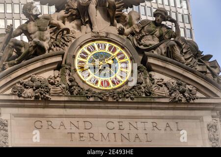 La facciata del Grand Central Terminal presenta una scultura per il trasporto e un orologio in vetro di Tiffany, New York City, USA Foto Stock