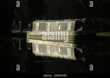 Narrowboat ormeggiato sul canale Staffordshire e Worcestershire vicino a Kinver, Staffordshire, Inghilterra, Regno Unito. Foto Stock