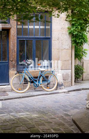 Biciclette parcheggiate di fronte al negozio convertito nel 11 ° Arrondissement, Parigi, Ile-de-France, Francia Foto Stock