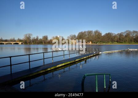 Hyde Park, Londra, Regno Unito. 22 gennaio 2021. Regno Unito Meteo: Giornata di sole a Londra, Serpentine a Hyde Park. Credit: Matthew Chpicle/Alamy Live News Foto Stock