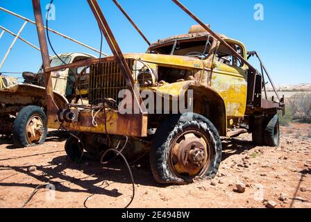 Vecchio veicolo minerario arrugginendo nell'entroterra australiano. Foto Stock