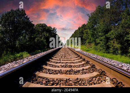 Binari ferroviari che attraversano Rogersville, Missouri. Foto Stock