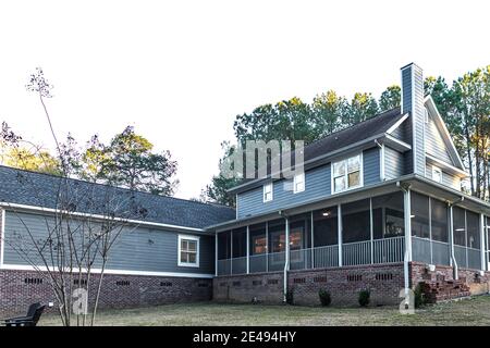 Vista posteriore di una grande casa a due piani grigio blu con legno e rivestimenti in vinile Foto Stock