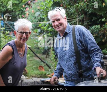 Due capelli bianchi, fratello e sorella spectacled in un giardino belga Foto Stock