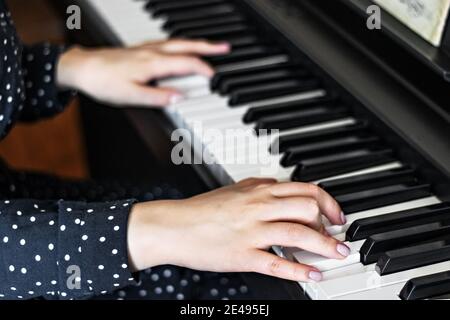 Mani di una giovane pianista sulle chiavi di un sintetizzatore. Foto Stock