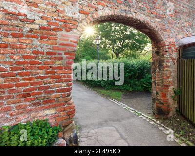 Giardino, siepe, passaggio, sole del mattino, mura della città, muraglia in mattoni, fortificazione, storico centro storico, storico, città vecchia, monumento, monumento sito protetto, monumento protezione, luogo di interesse, luogo di interesse storico Foto Stock