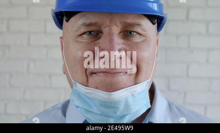 Immagine sicura con un ingegnere sorridente e indossare la protezione del viso Maschera contro i virus Foto Stock