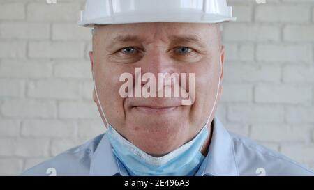 Immagine sicura con un ingegnere che indossa una maschera di protezione del viso contro i virus. Foto Stock