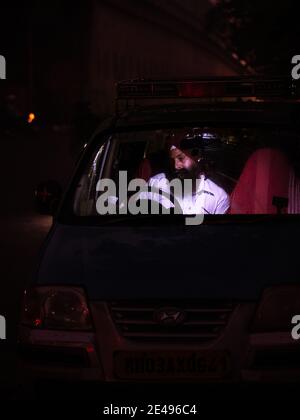 MUMBAI, INDIA - 17 dicembre 2020: UN tassista sikh seduto all'interno di un taxi la mattina presto a Mumbai Foto Stock