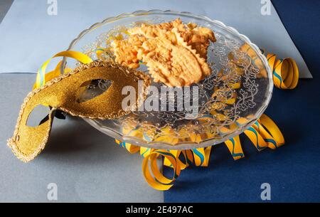 Carnevale in luce naturale per dolci tipici del carnevale italiano, chiamati: Crostoli, chiacchiere, bugie Foto Stock