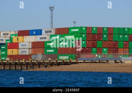 Felixstowe, Regno Unito. 22 gennaio 2021. Contenitori per spedizioni nel porto di Felixstowe, Suffolk. Il trasporto di container ha registrato notevoli disagi sin dalla Brexit, con i porti congestionati e l’aumento della documentazione cartacea che ha portato a ritardi e all’aumento dei costi sia per le importazioni che per le esportazioni. Data immagine: Venerdì 22 gennaio 2021. Il credito fotografico dovrebbe essere: Matt Crossick/Empics/Alamy Live News Foto Stock