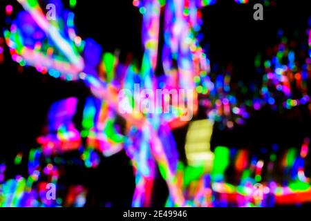 Sfondo di colori sfocati rosso, arancione, giallo, verde, blu, magenta e viola in formazione astratta creato da luci a LED fotografate all'aperto A. Foto Stock