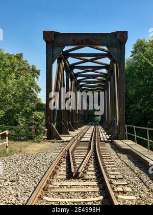 Rotaie, binari ferroviari, ferrovia locale, ponte ferroviario, ponte d'acciaio, ponte, fiume, acqua corrente Foto Stock