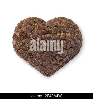 Tartufo nero fresco a forma di cuore isolato su sfondo bianco Foto Stock