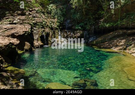 Vista del 'Poço Azul' (Blue Well) al Parco Nazionale 'Chapada das Mesas', Maranhao state, Brasile. Foto Stock
