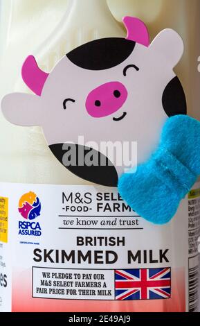 Divertente decorazione mucca su cartone di M&S latte scremato britannico - ci impegniamo a pagare i nostri M&S SELECT Farmers A. Prezzo equo per il loro latte RSPCA assicurato Foto Stock