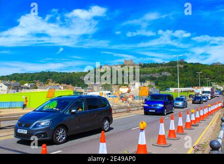 Vista della A20 Townwall Street nella città di dover sotto strada Riparazioni,dover Castle in lontananza,KENT,UK,2016 Foto Stock