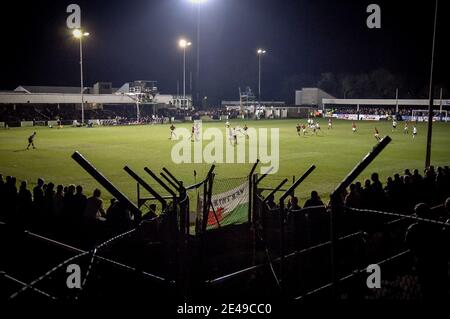 Paul Merson ha preso il suo lato di Walsall a Southern Premier Division Merthyr nel primo turno della fa Cup 2005. 3,046 erano là quella sera. Foto Stock