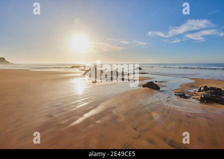 Spiaggia con rocce a bassa marea, tramonto, da Playa del Castillo, Playa del Algibe de la Cueva, Fuerteventura, Isole Canarie, Spagna Foto Stock