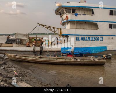 Rio delle Amazzoni, Perù - 04 dicembre 2018: Vista della barca lenta 'Gran Diego' nel piccolo porto sul fiume Amazzonia. Amazzonia. America del Sud Foto Stock