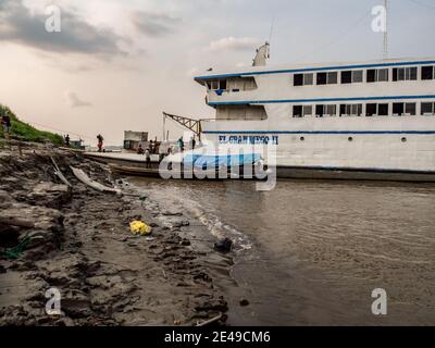 Rio delle Amazzoni, Perù - 04 dicembre 2018: Vista della barca lenta 'Gran Diego' nel piccolo porto sul fiume Amazzonia. Amazzonia. America del Sud Foto Stock