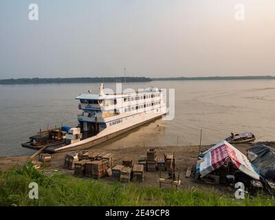 Rio delle Amazzoni, Perù - 04 dicembre 2018: Vista della barca lenta 'Gran Diego' nel piccolo porto sul fiume Amazzonia. Amazzonia. America del Sud Foto Stock