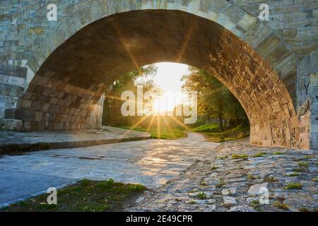 Sottopassaggio, ponte in pietra, autunno, Ratisbona, Baviera, Germania Foto Stock