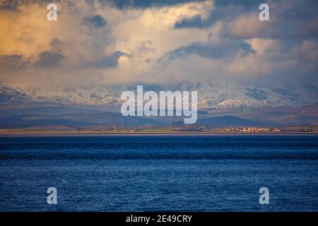 Morecambe, Lancashire, Regno Unito. 22 gennaio 2021. View Across Morecambe Bay to South Lakeland Fells Credit: PN News/Alamy Live News Foto Stock