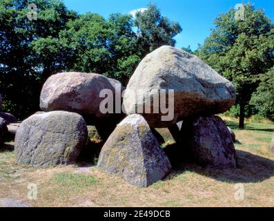 Vecchia tomba di pietra come un grande dolmen a Drenthe, Olanda, chiamato in olandese un Hunebed Foto Stock