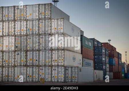 Felixstowe, Regno Unito. 22 gennaio 2021. Contenitori per spedizioni nel porto di Felixstowe, Suffolk. Il trasporto di container ha registrato notevoli disagi sin dalla Brexit, con i porti congestionati e l’aumento della documentazione cartacea che ha portato a ritardi e all’aumento dei costi sia per le importazioni che per le esportazioni. Data immagine: Venerdì 22 gennaio 2021. Il credito fotografico dovrebbe essere: Matt Crossick/Empics/Alamy Live News Foto Stock