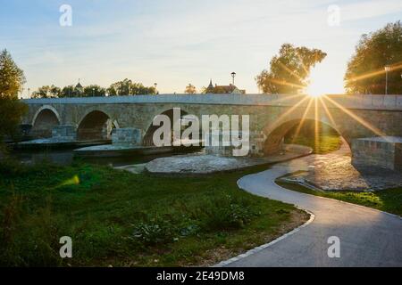 Sottopassaggio, ponte in pietra, autunno, Ratisbona, Baviera, Germania Foto Stock