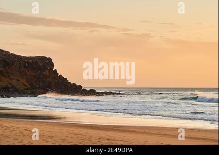 Spiaggia Playa del Castillo al tramonto, Playa del Algibe de la Cueva, Fuerteventura, Isole Canarie, Spagna Foto Stock