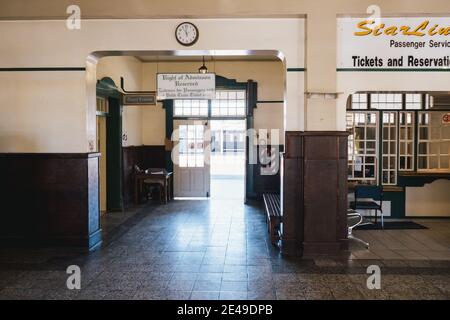 Windhoek, Namibia - Luglio 22 2020: Windhoek Stazione ferroviaria interna, storico edificio del terminal ferroviario dal potere coloniale tedesco nel Sud-Ovest Africano Foto Stock