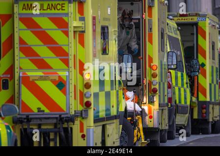 Londra, Regno Unito. 22 gennaio 2021. Un paziente arriva al Royal London Hospital nella zona est di Londra mentre continua il terzo blocco nazionale e gli ospedali stanno lottando per far fronte al numero di ricoveri. Credit: Marcin Nowak/Alamy Live News Foto Stock