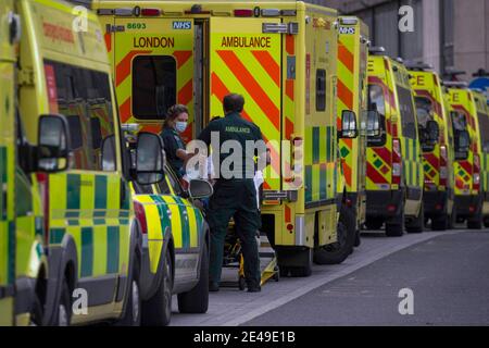 Londra, Regno Unito. 22 gennaio 2021. Un paziente arriva al Royal London Hospital nella zona est di Londra mentre continua il terzo blocco nazionale e gli ospedali stanno lottando per far fronte al numero di ricoveri. Credit: Marcin Nowak/Alamy Live News Foto Stock