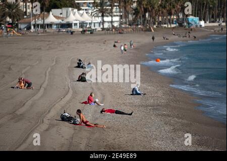 Malaga, Spagna. 22 gennaio 2021. La gente gode del buon tempo alla spiaggia di la Malagueta in mezzo al coronavirus pandemic.The regione di Andausia soffre un aumento quotidiano incontrollato dei casi del coronavirus, malgrado le restrizioni dure imposte nella vita quotidiana. Durante le ultime settimane, l'Andalusia ha riportato migliaia di infezioni ogni giorno nella regione, mentre la pressione ospedaliera continua ad aumentare. Credit: SOPA Images Limited/Alamy Live News Foto Stock