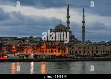 Nuova moschea Yeni Cami al mattino presto. Vista dal Ponte di Galata Foto Stock